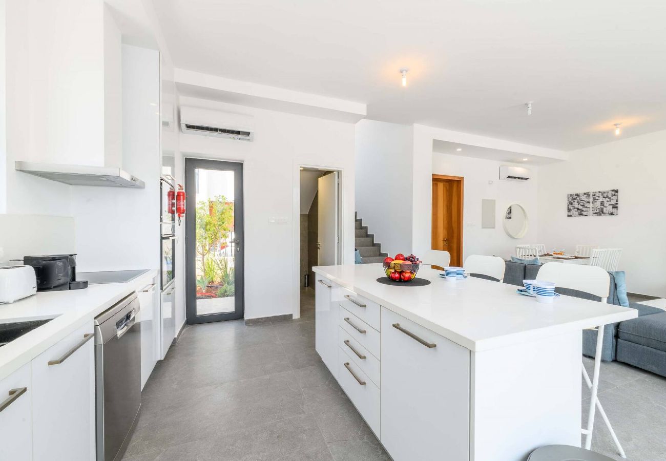 Willa w Protaras - By The Beach - Nova Seaview Villa