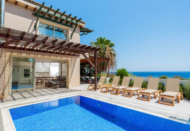 Willa w Protaras - Artisan Seafront Villa - Treehouse